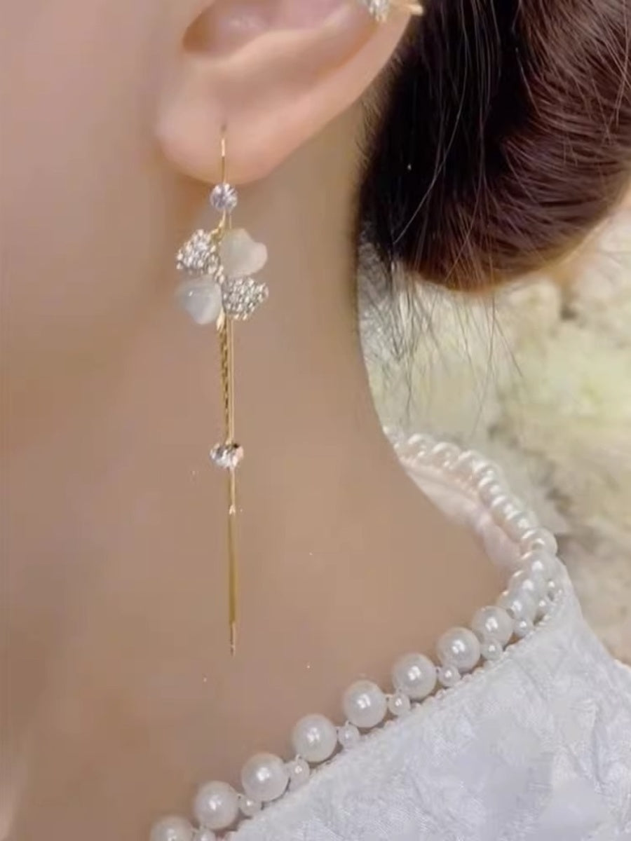 Pendientes largos con borlas de trébol de cuatro hojas