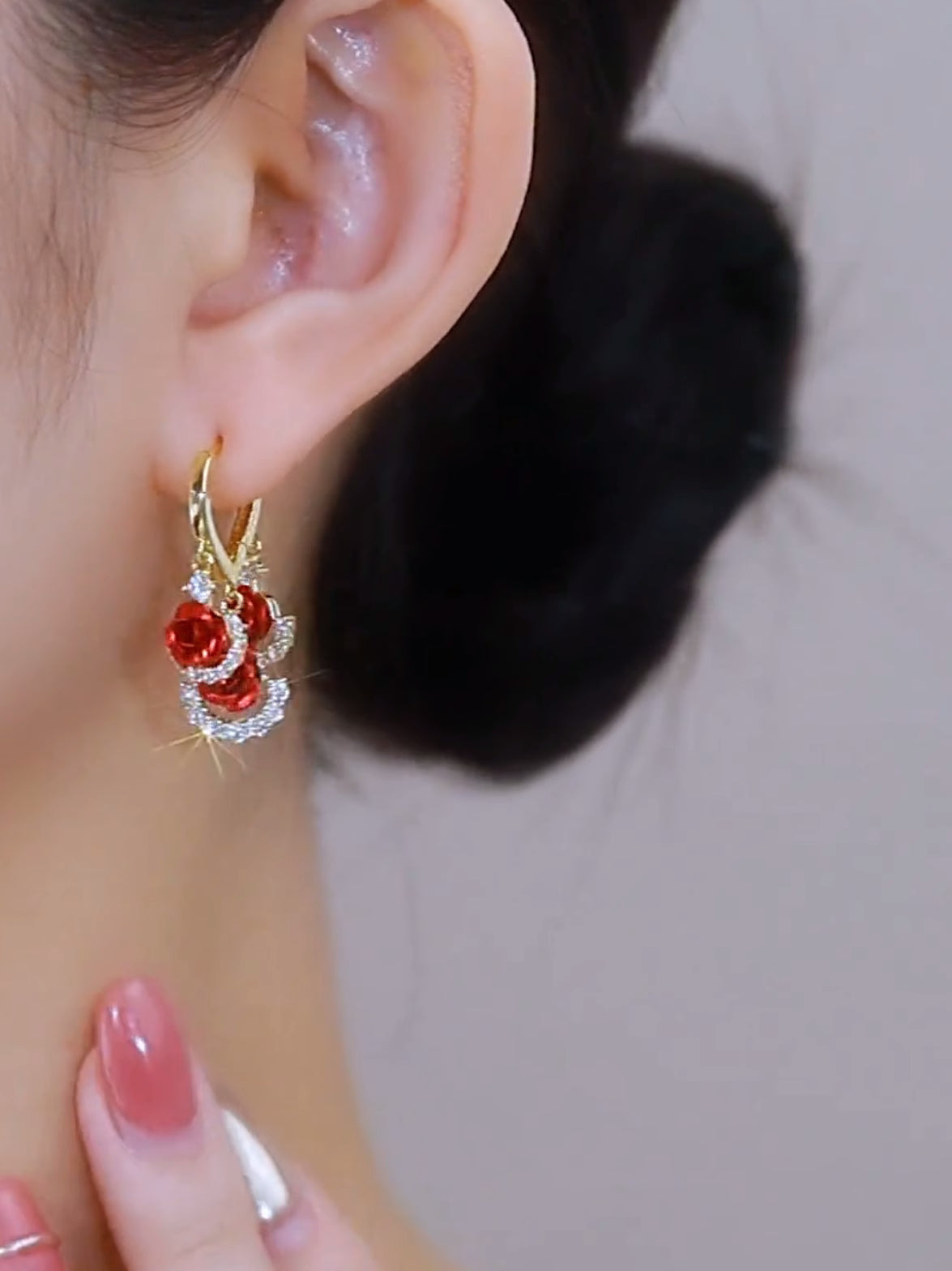 Exquisite funkelnde rote Rosenohrringe Damenaccessoires