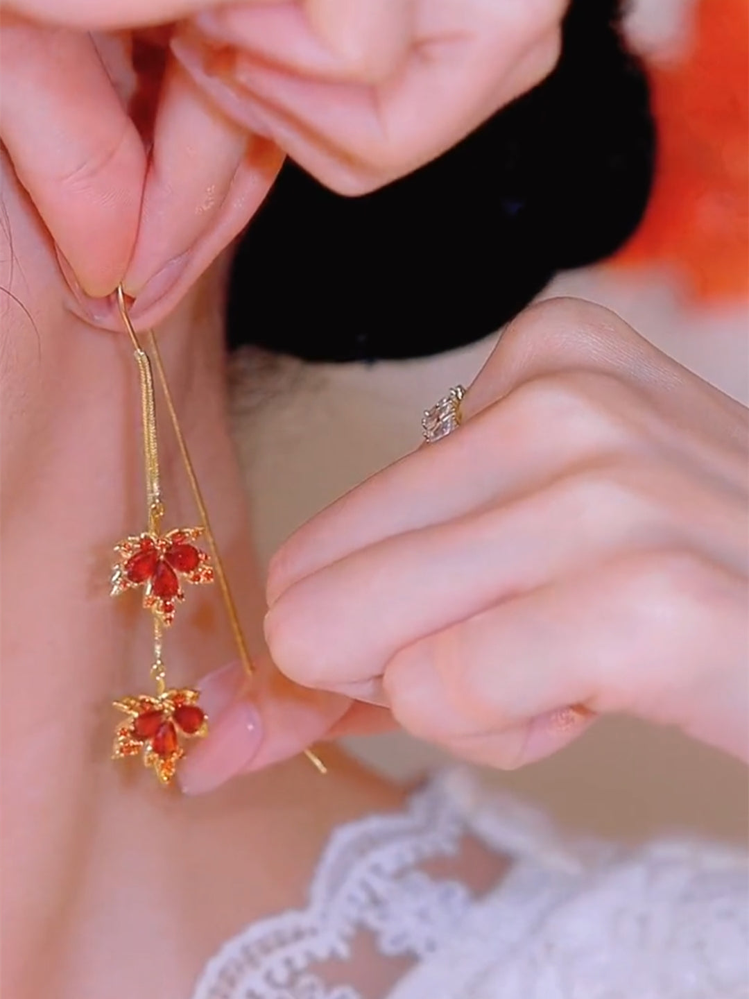 Pendientes largos de hoja de arce de dos hojas con borlas