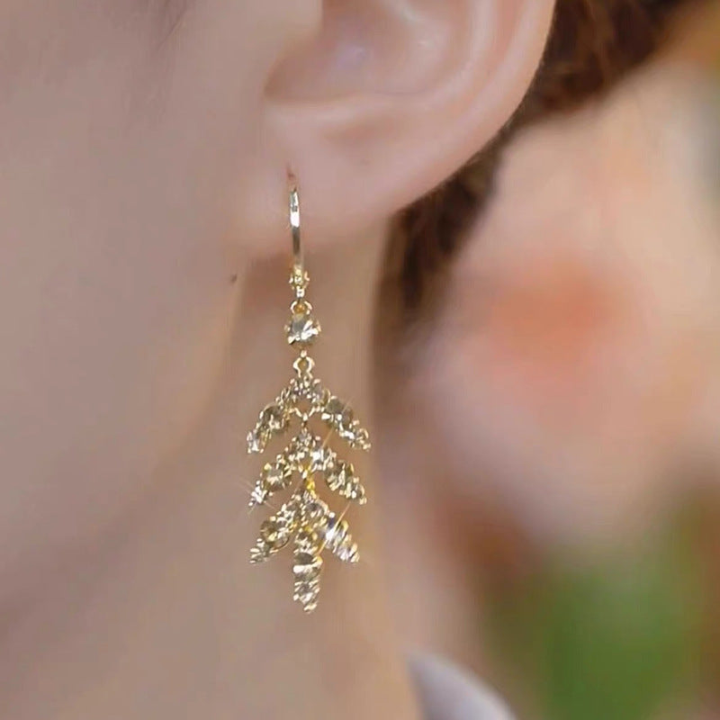 Pendientes con borlas de hojas marrones y diamantes superbrillantes