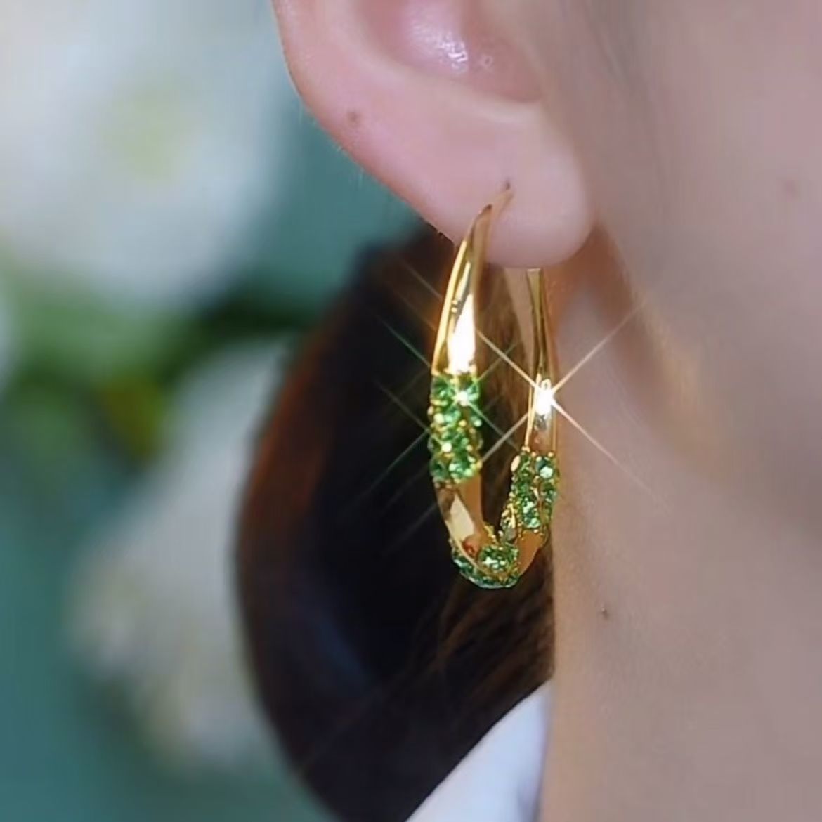 Elegantes pendientes de aro de circonita redonda para uso diario