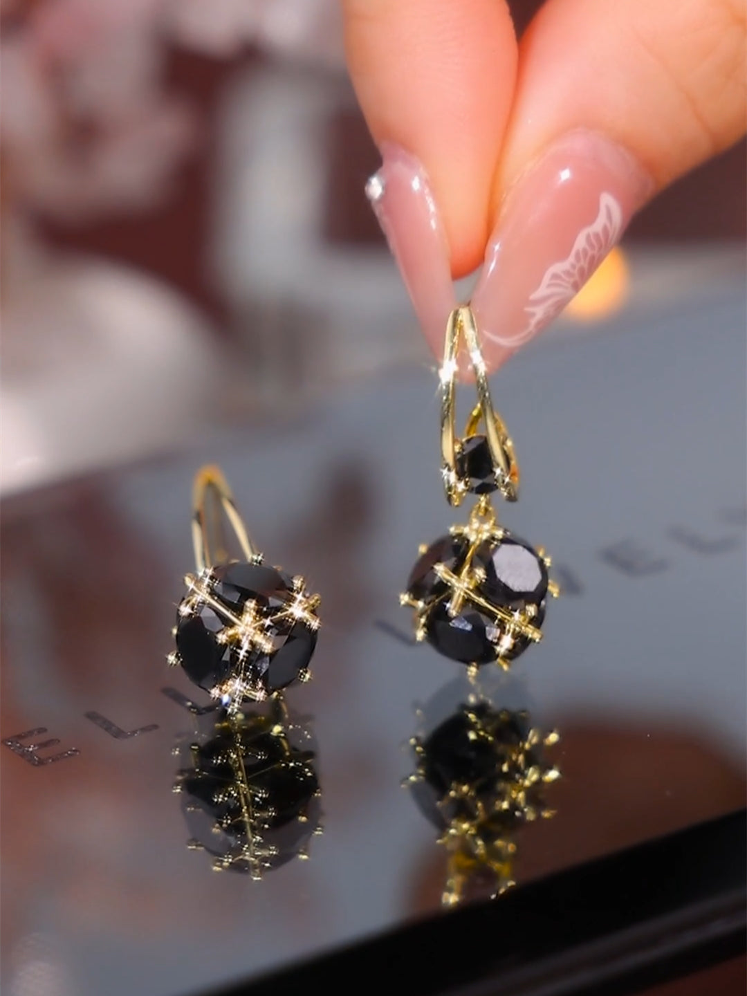 Exquisite Ohrstecker mit schwarzen Zirkonia-Kugeln für Damen im Retro-Design