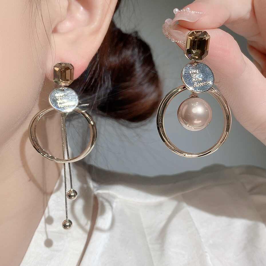 Pendientes largos de perlas con borlas en círculo y diamantes asimétricos
