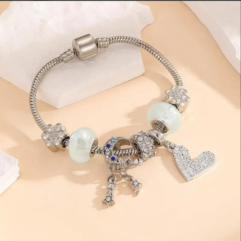 Pulsera de corazón con diamantes y cuentas de circonitas en forma de barril y copos de nieve dorados