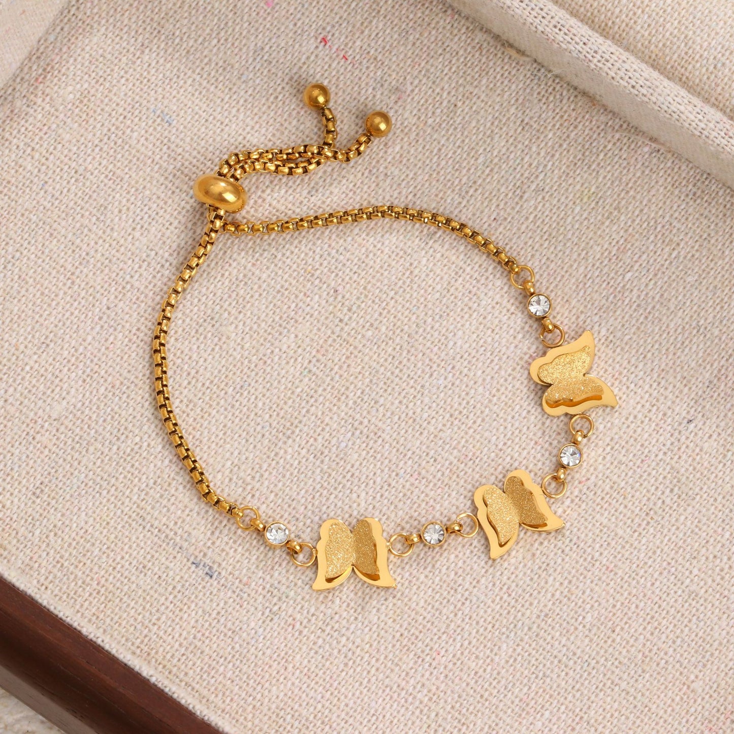 Pulsera de acero de titanio con forma de mariposa tridimensional, sencilla y moderna para mujer