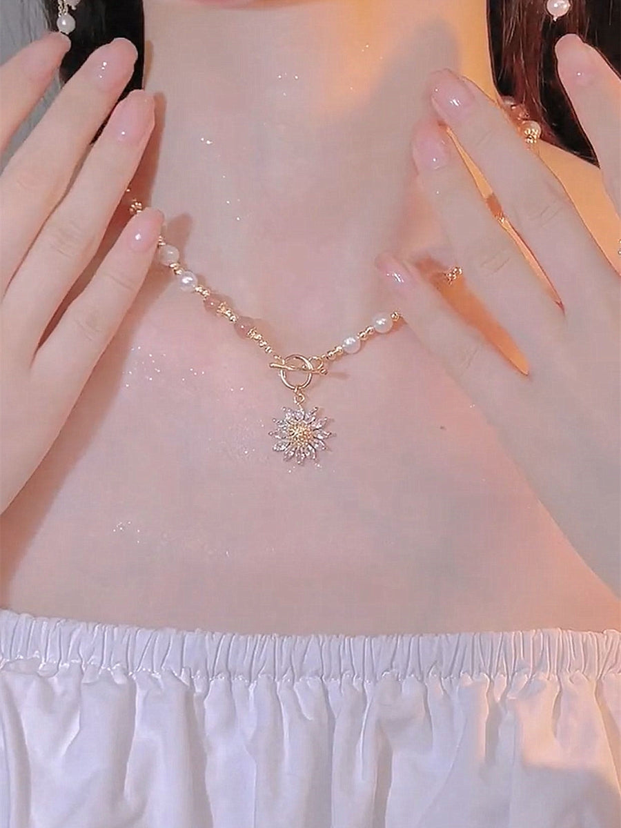 Fashionable Natural Freshwater Pearl Necklace Flower Crystal Clavicle Chain