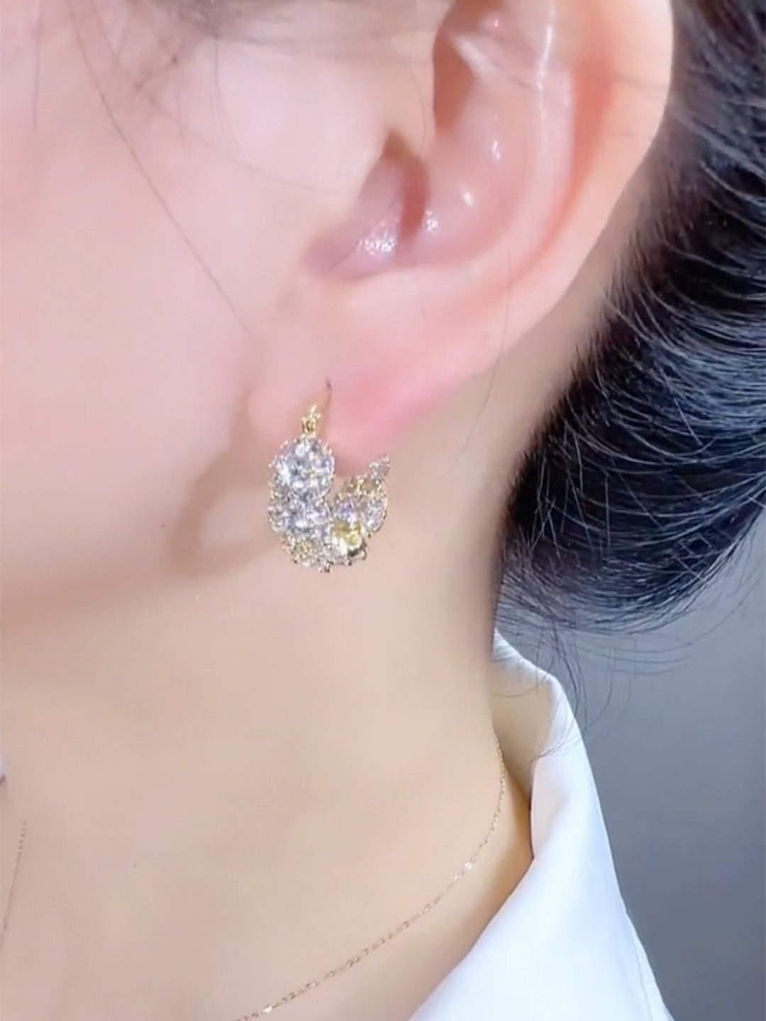 Pendientes de aro pequeños con circonitas brillantes