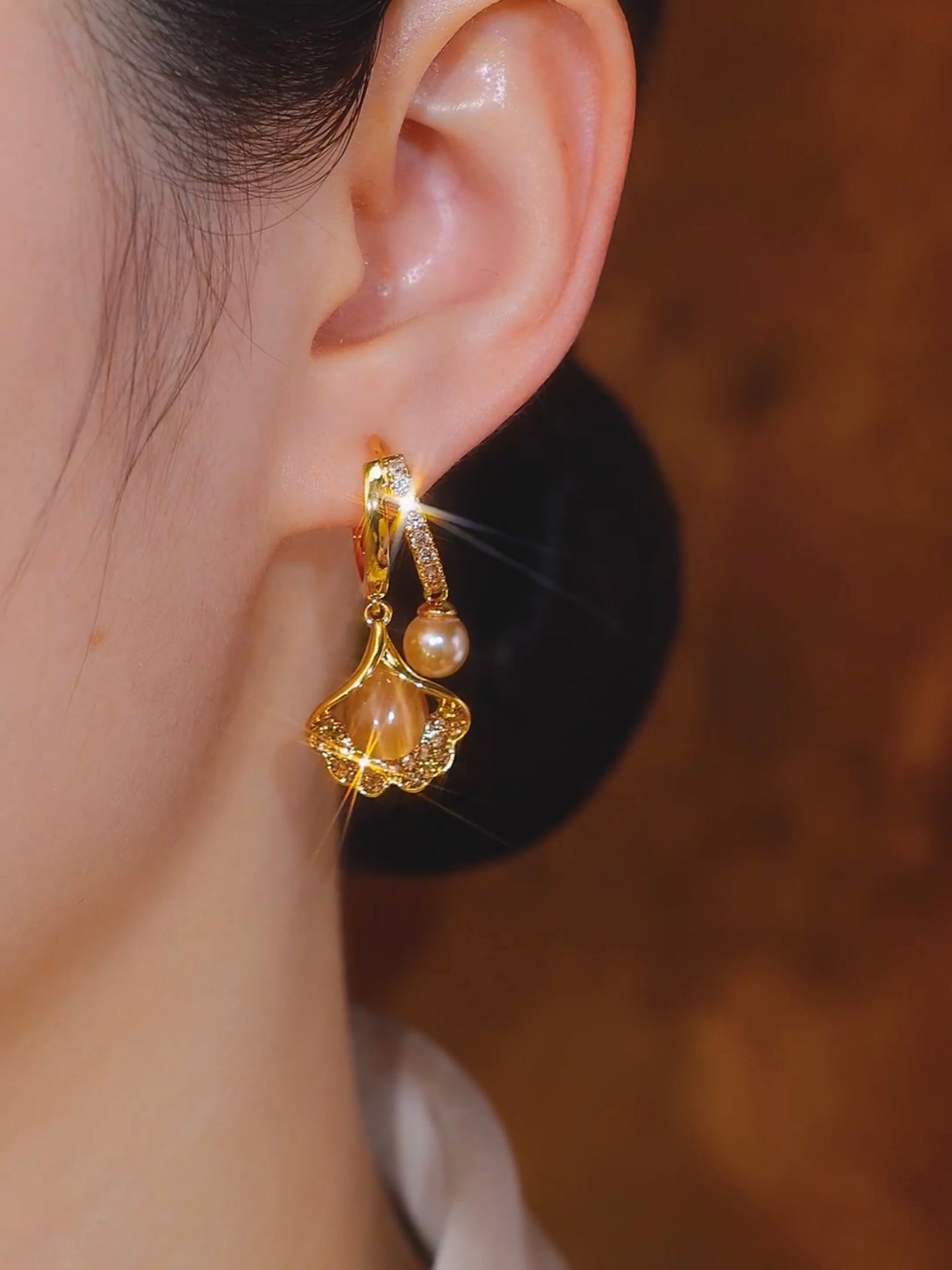 Pendientes de perla con hoja de ginkgo y piedra de ojo de gato para mujer