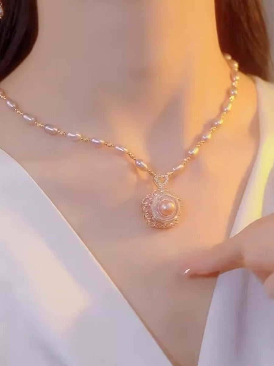 Collar de perlas con colgante de flores
