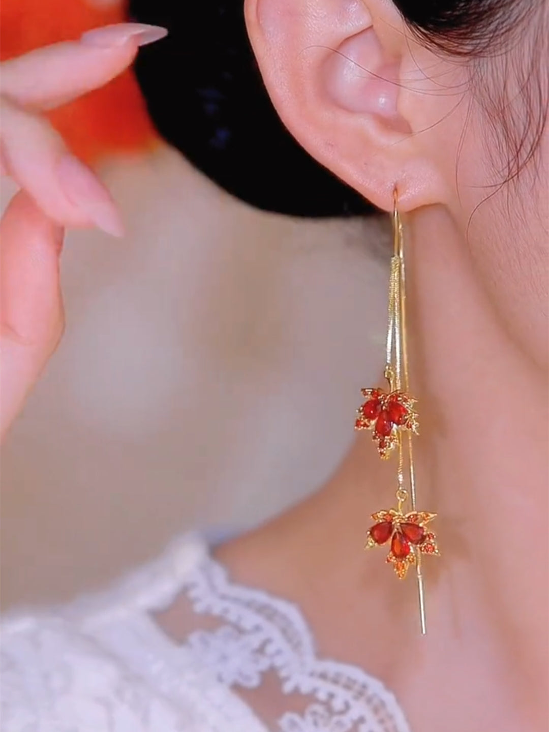 Pendientes largos de hoja de arce de dos hojas con borlas