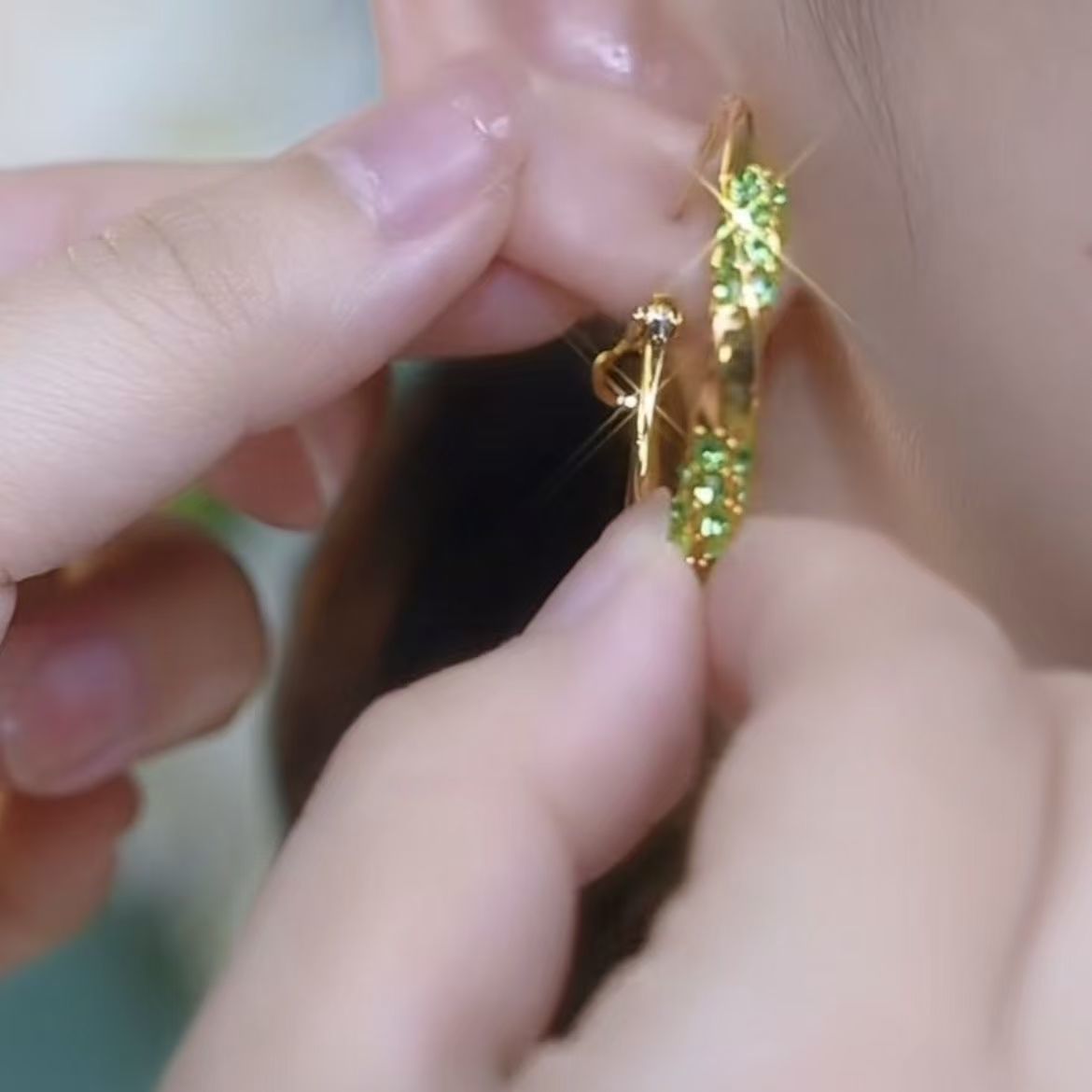 Elegantes pendientes de aro de circonita redonda para uso diario