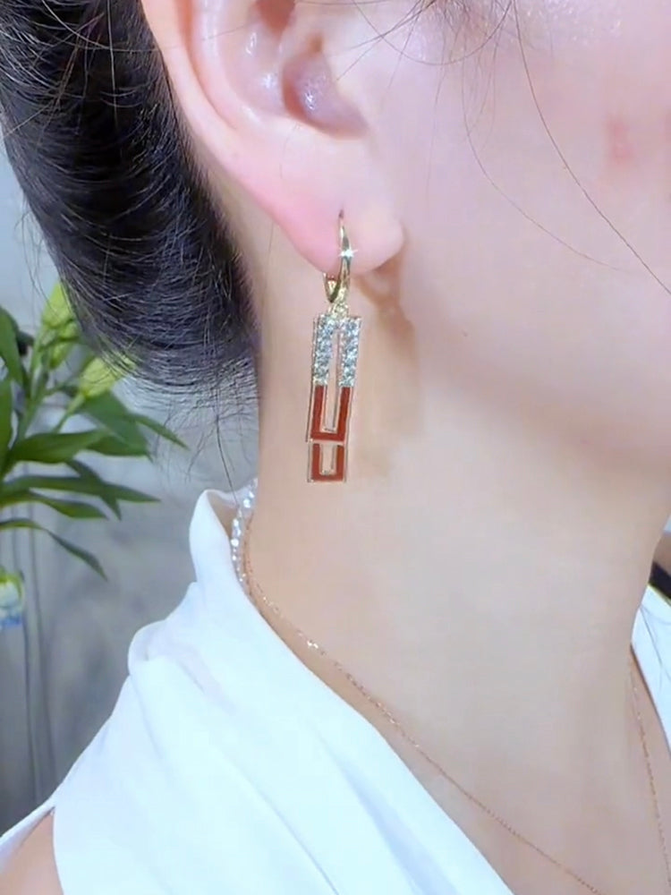 Pendientes geométricos de diamantes con esmalte rojo estilo retro