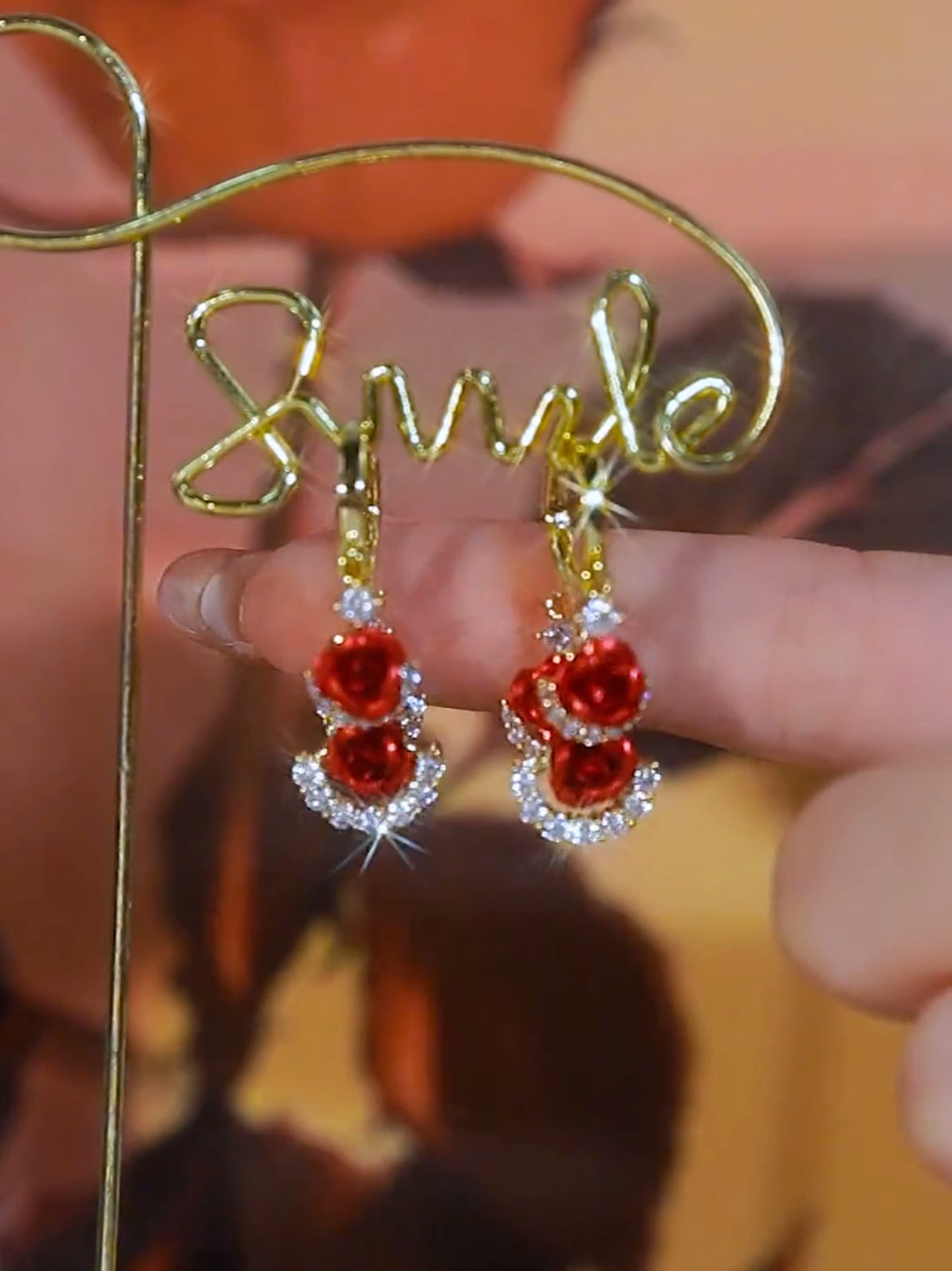Exquisite funkelnde rote Rosenohrringe Damenaccessoires