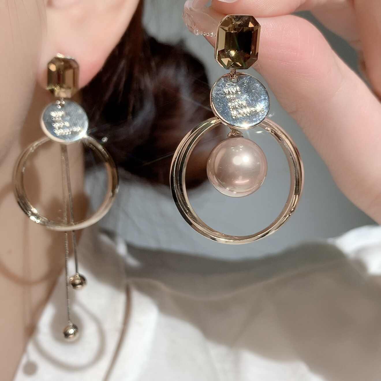 Pendientes largos de perlas con borlas en círculo y diamantes asimétricos