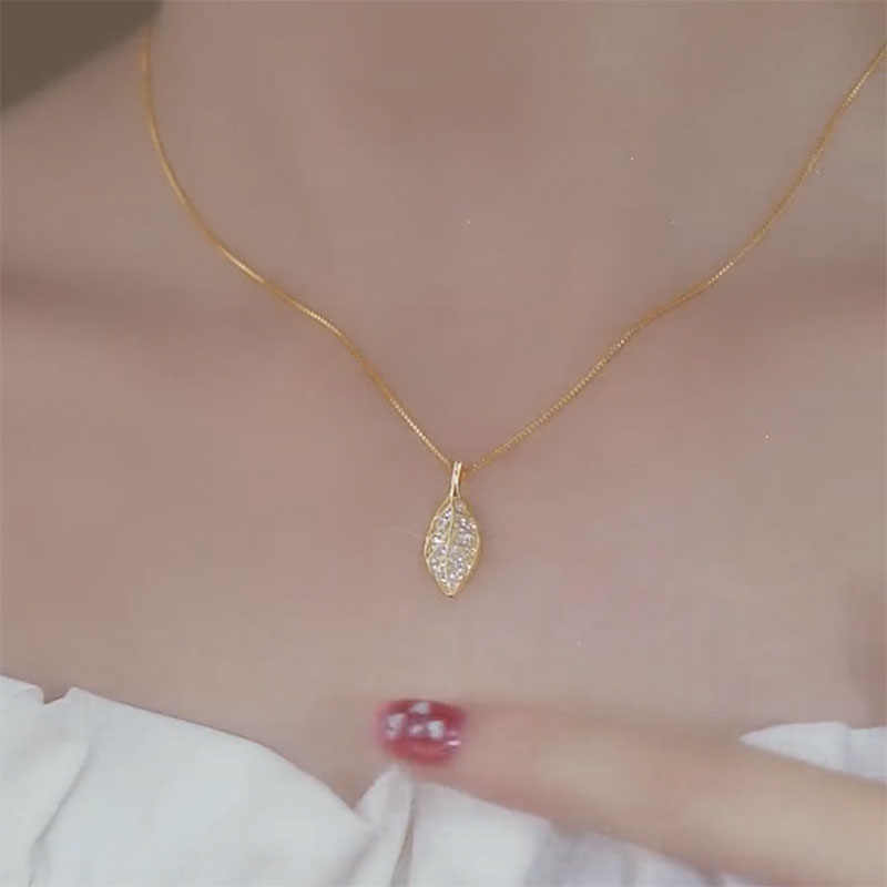 Light Luxury, Niche, and Sophisticated Leaf Choker Necklace for Women
