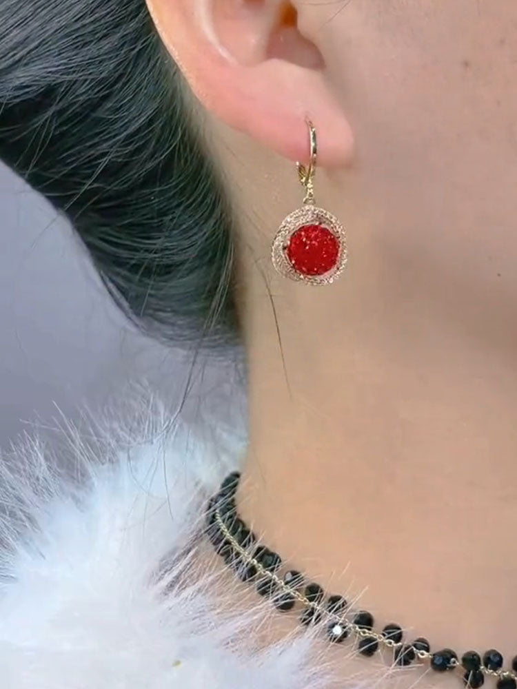 Pendientes de bola de diamante rojo envueltos en diamantes