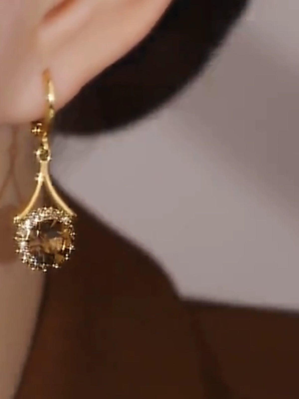Elegantes pendientes marrones de metal redondo con microincrustaciones de diamantes