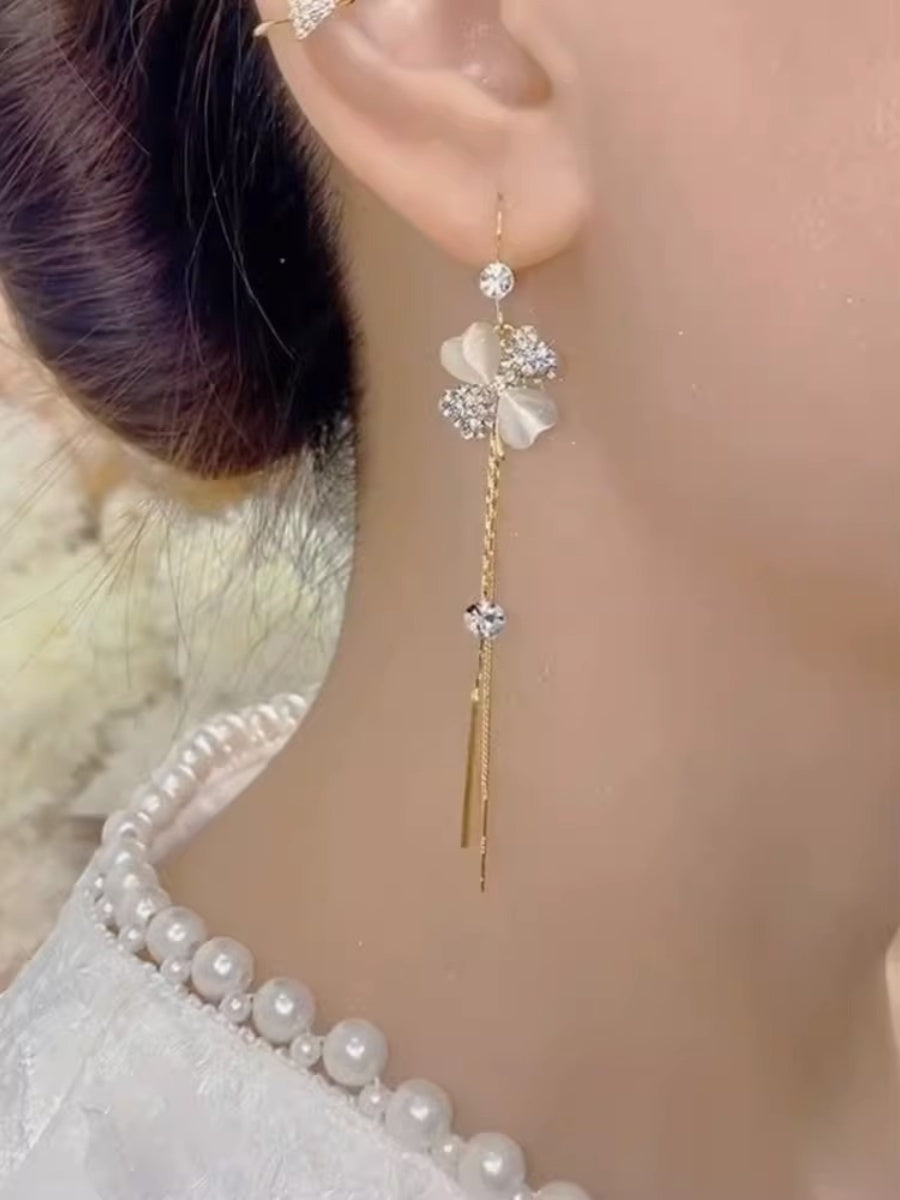 Pendientes largos con borlas de trébol de cuatro hojas