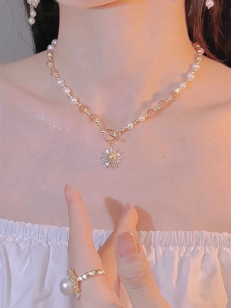 Fashionable Natural Freshwater Pearl Necklace Flower Crystal Clavicle Chain
