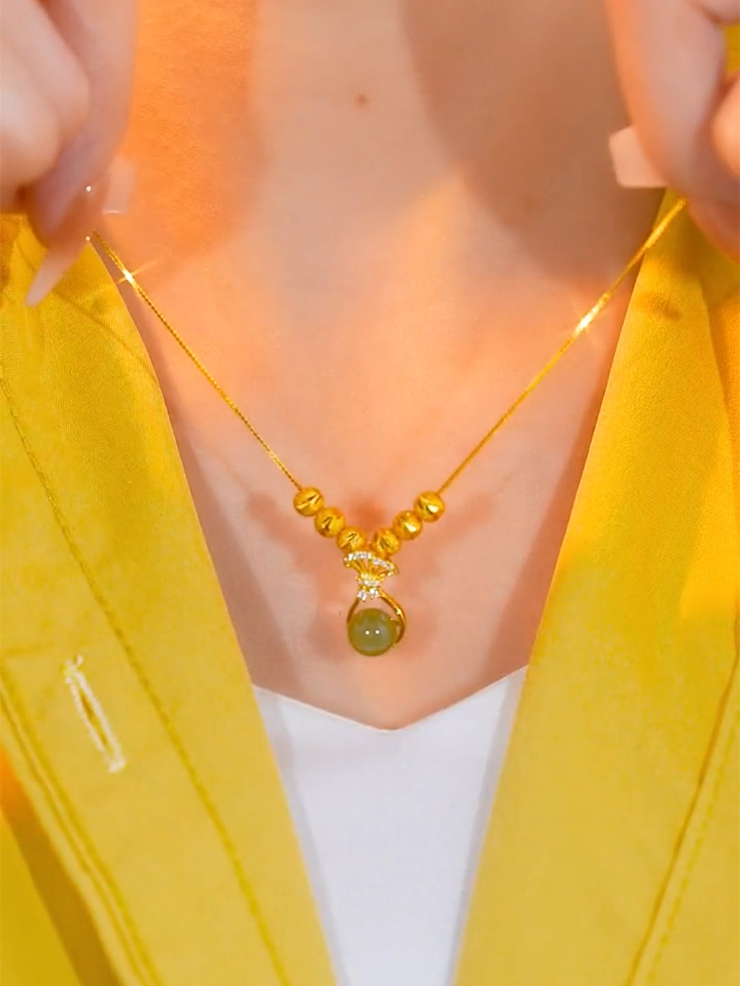 Collar de cuentas de la suerte doradas y verdes para mujer