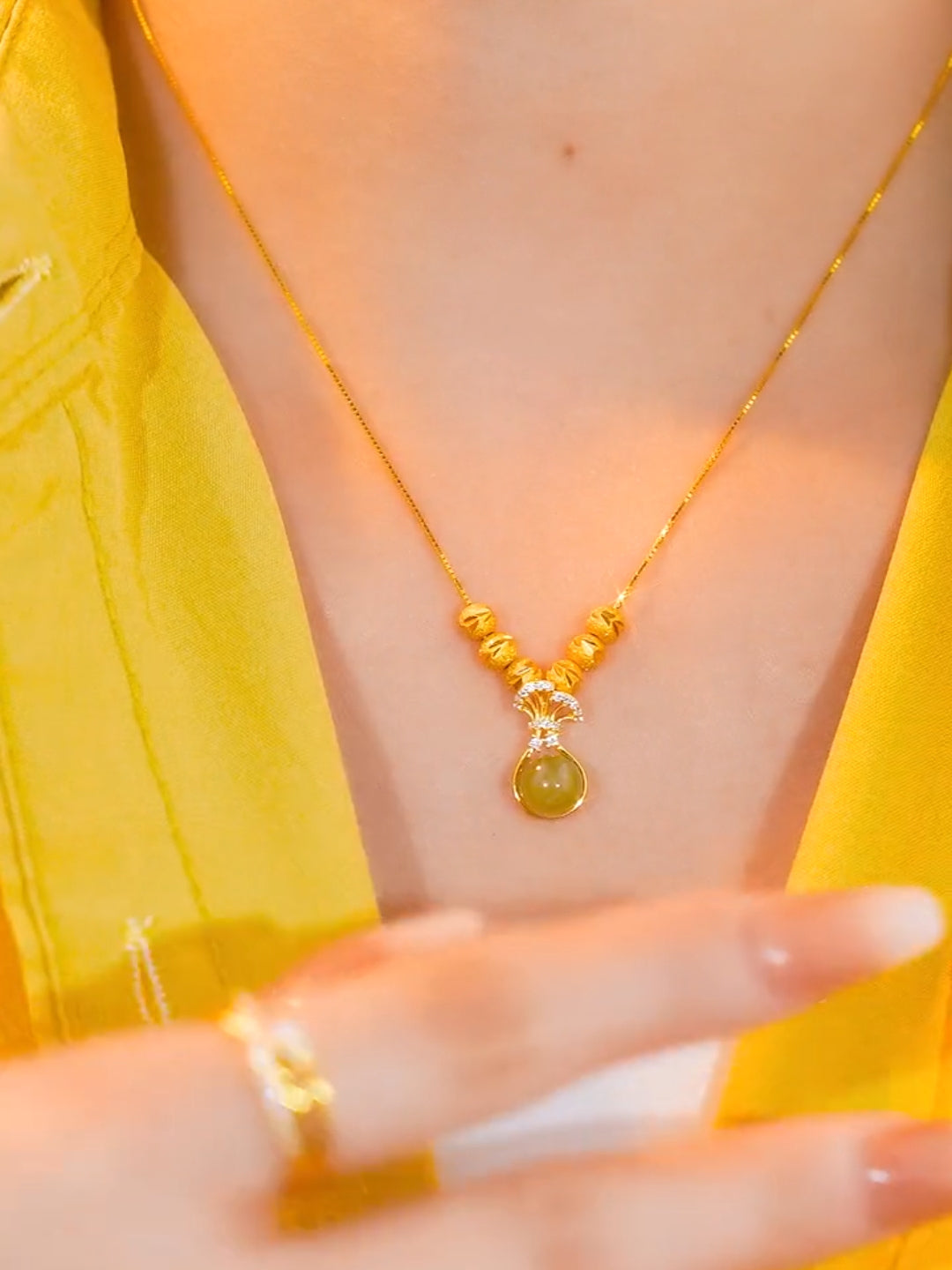 Collar de cuentas de la suerte doradas y verdes para mujer