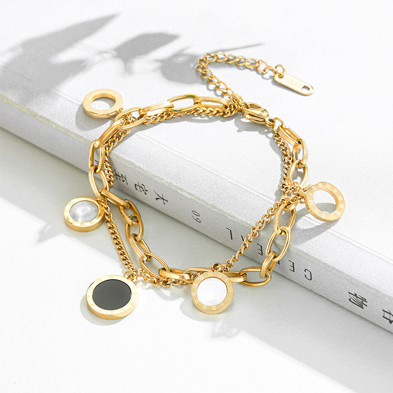 Pulsera de acero de titanio de doble capa con números romanos en blanco y negro para mujer