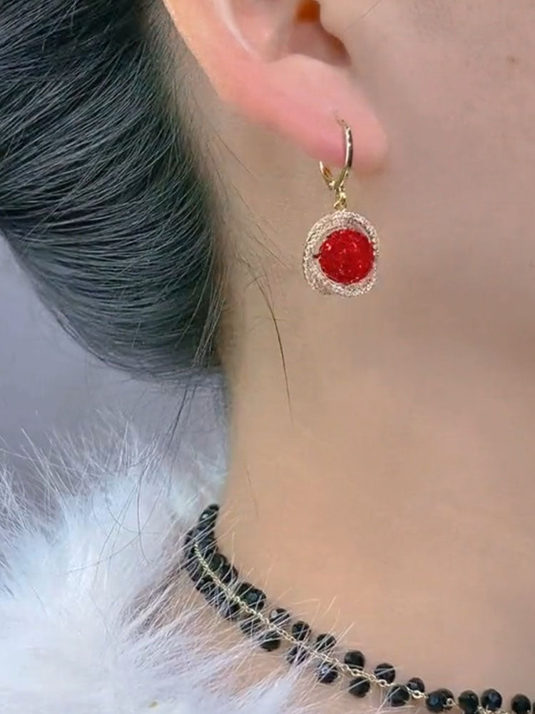 Pendientes de bola de diamante rojo envueltos en diamantes