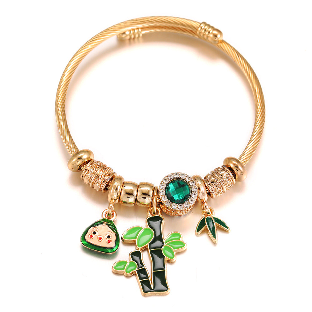 Offenes Armband aus goldenem Edelstahl mit grünem Reisknödel-Bambus-Anhänger