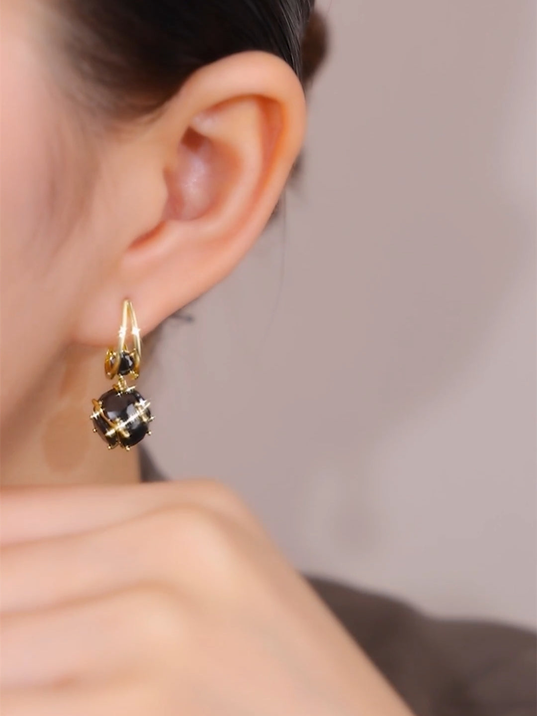 Exquisite Ohrstecker mit schwarzen Zirkonia-Kugeln für Damen im Retro-Design
