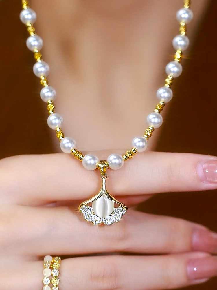 Fashionable Ginkgo Leaf Bead Necklace Women's Accessories