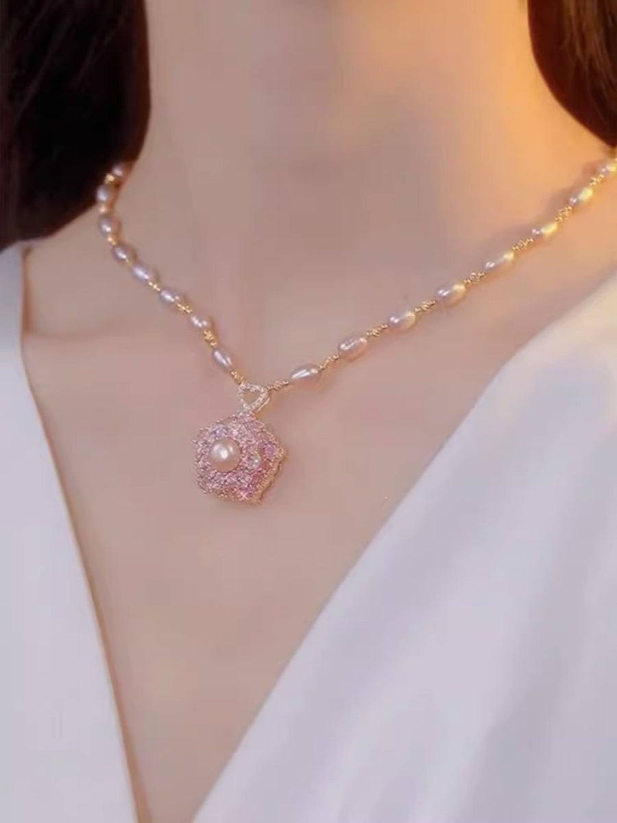 Collar de perlas con colgante de flores