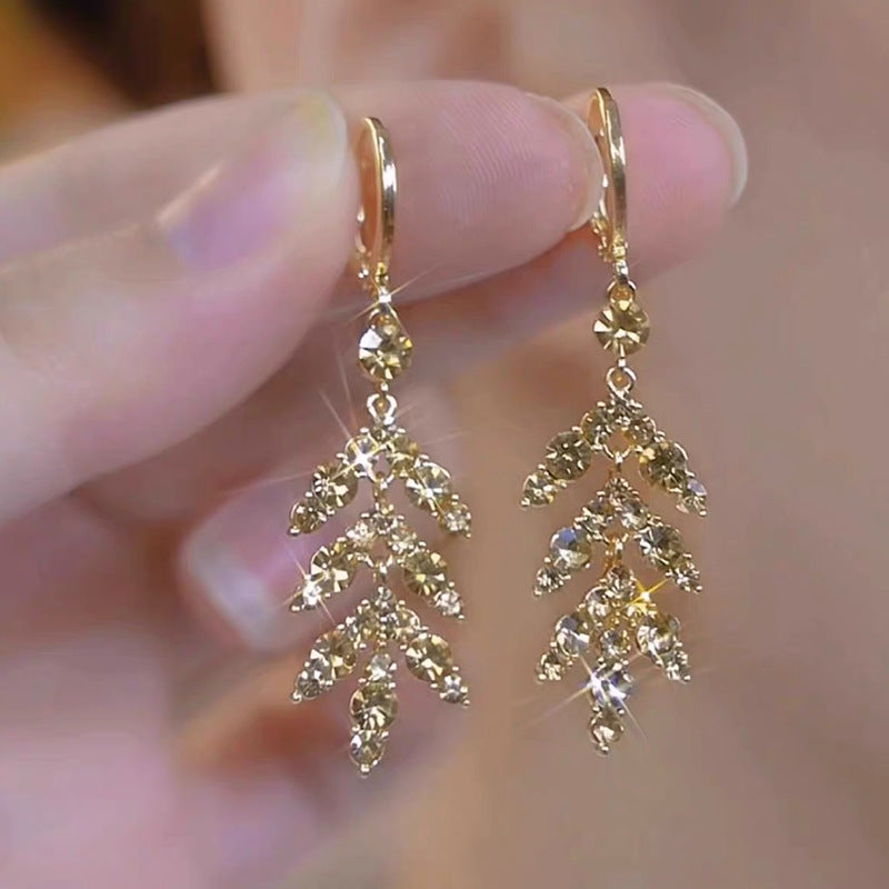 Pendientes con borlas de hojas marrones y diamantes superbrillantes