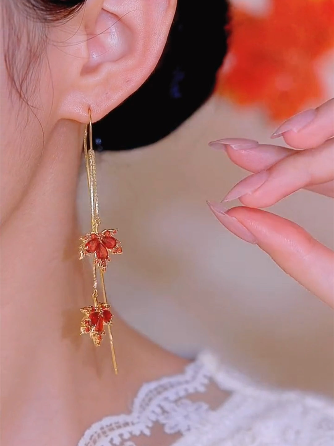 Pendientes largos de hoja de arce de dos hojas con borlas