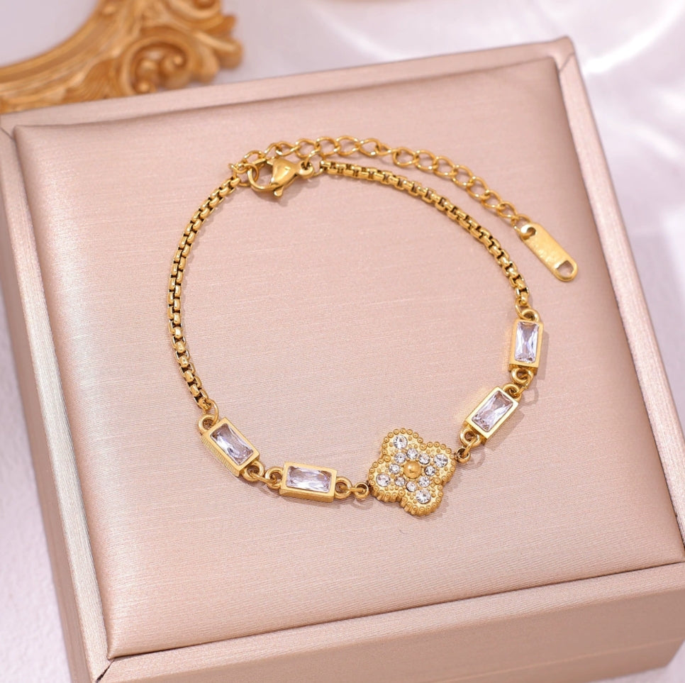 Simple Four-leaf Flower Zircon Women's Bracelet