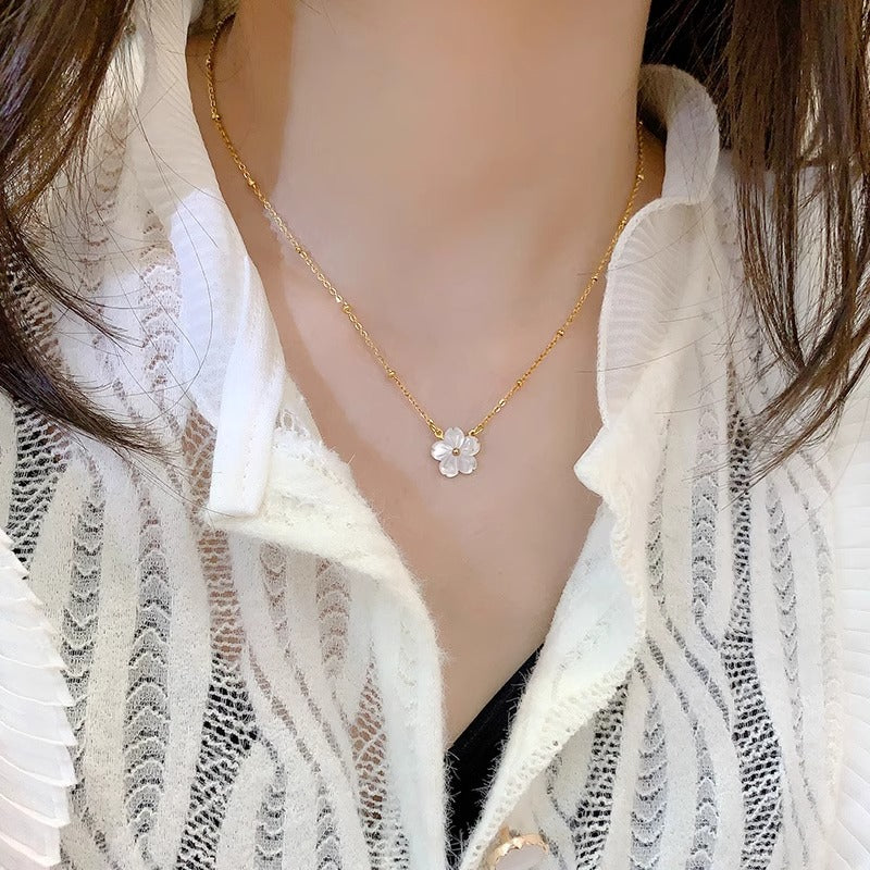 Light Luxury Temperament Mother-Of-Pearl Flower Necklace Female Fashion Simple Bone Chain
