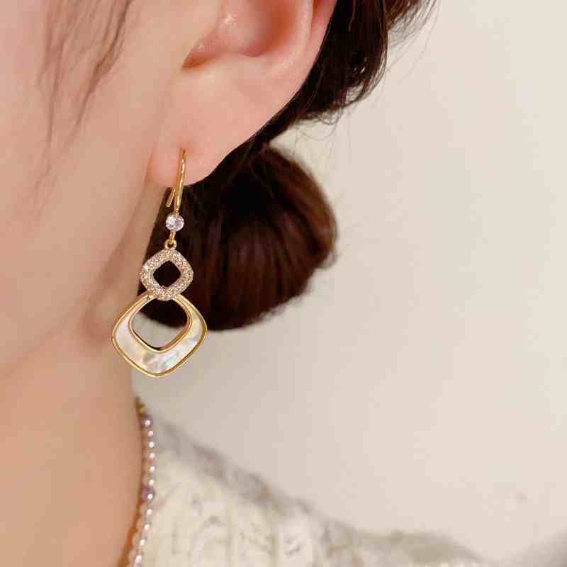 Fashionable Design Exquisite Zircon Shell Diamond Tassel Earrings for Women