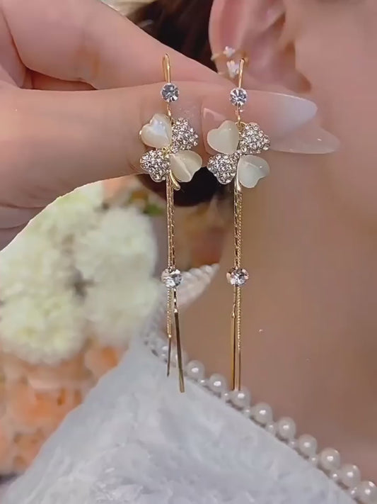 Pendientes largos con borlas de trébol de cuatro hojas